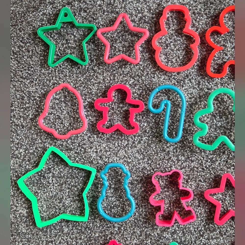 Lot of 25 Plastic HOLIDAY Christmas Cookie Cutters Stocking Snowman Gingerbread